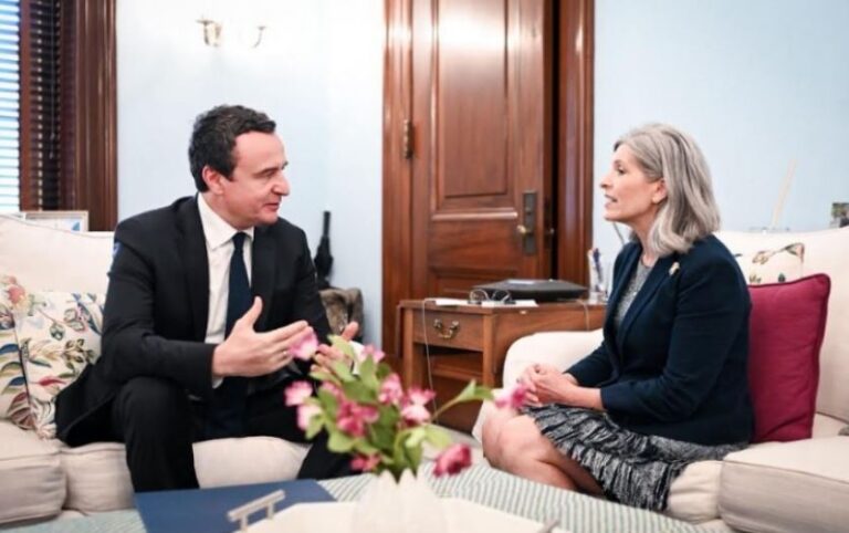 Kurti takon senatoren amerikane nga radhët e Partisë Rebuklikane, Joni Ernst