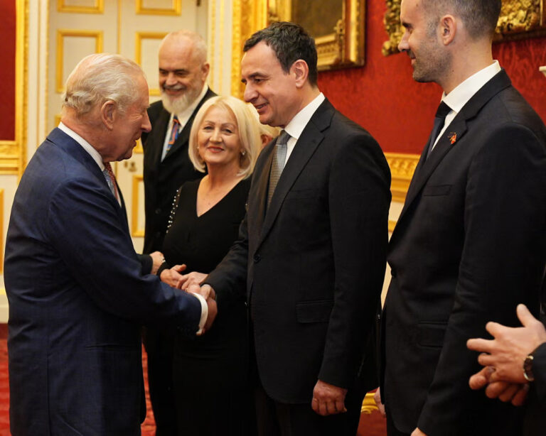 Kurti merr pjesë në pritjen mbretërore