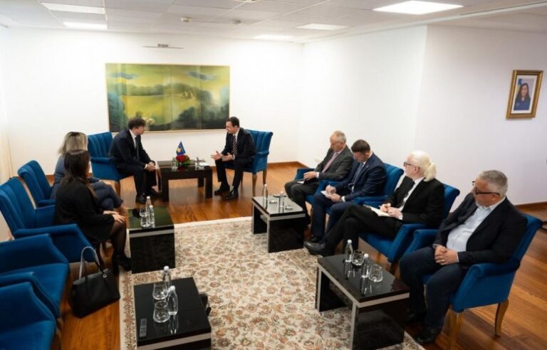 Kurti takon përfaqësuesit e kompanisë Ericsson.