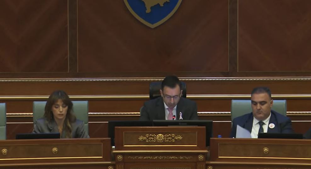 Fillon seanca konstituive pas 30 minutave vonesë