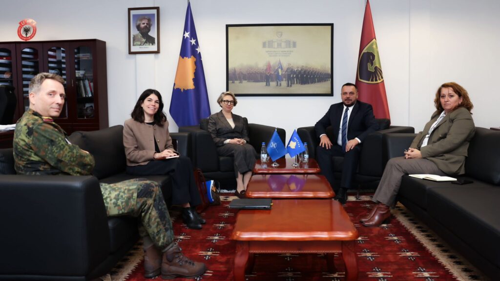 Ministri në detyrë i Mbrojtjes, Ejup Maqedonci, priti në takim znj. Burcu San