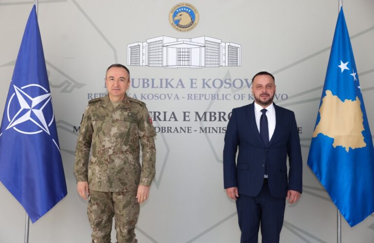 Maqedonci takohet me komandatin e KFOR-it