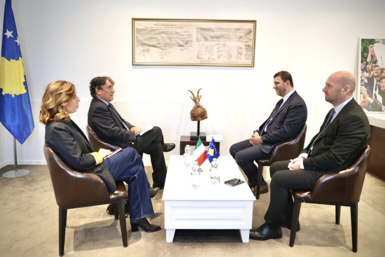 Kryetari Memli Krasniqi priti në takim Ambasadorin e Italisë në Kosovë, Maurizio Antonini