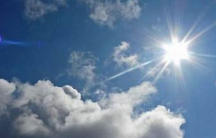 Moti me diell dhe vranësira të shpërndara