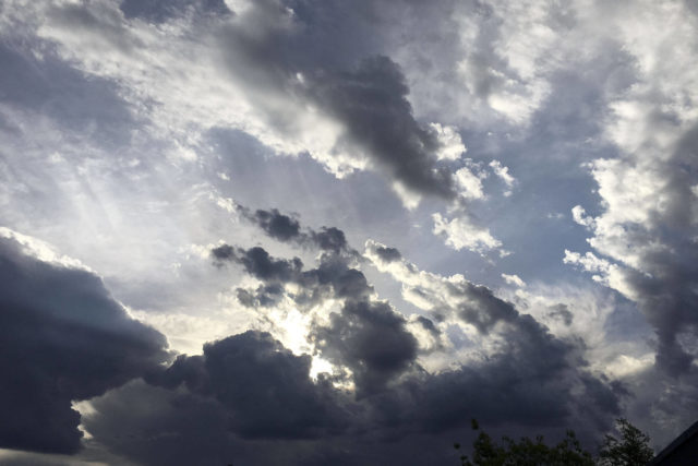 Mot i vranët dhe me interval me diell