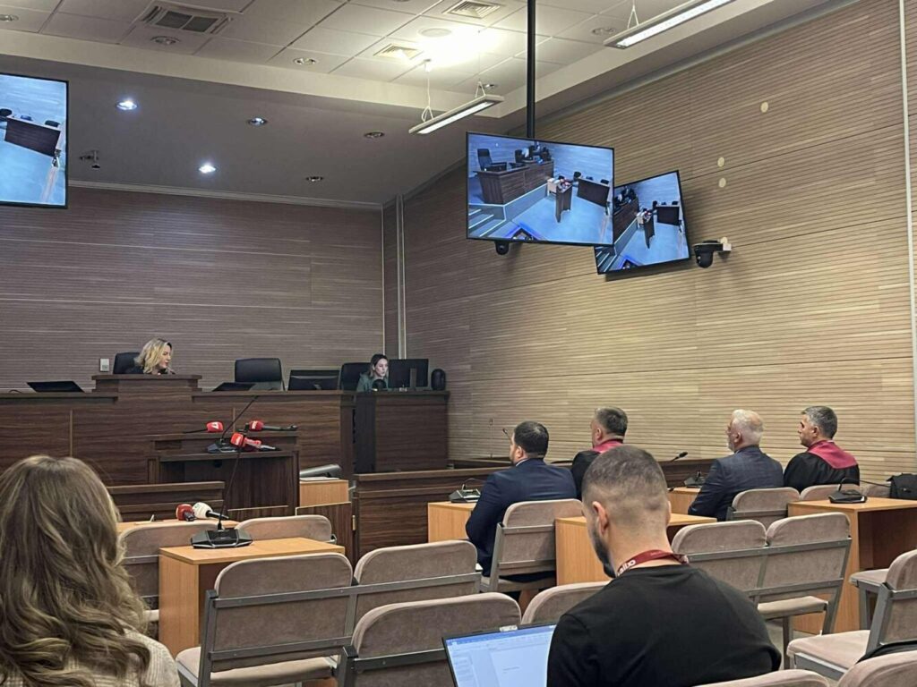 Mujka dhe Muzliukaj sillen në sallën e gjyqit