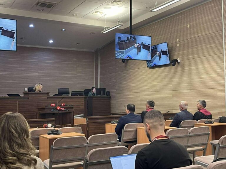 Mujka dhe Muzliukaj sillen në sallën e gjyqit