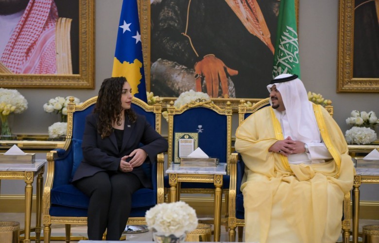 Osmani arrinë për vizitë në Riad, pritet me nderime ushtarake