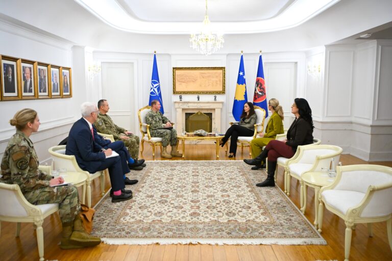 Presidentja Osmani priti në takim Admiralin Stuart B. Munsch, Komandant i Komandës së Forcave të Përbashkëta Aleate të NATO-s në Napoli