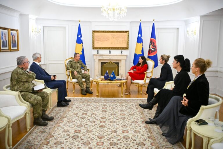 Presidentja Vjosa Osmani priti në takim komandantin e ri të KFOR-it, gjeneralmajor Özkan Ulutaş