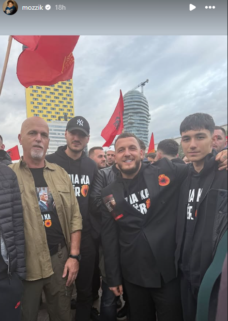 Mozzik me veshje më ndryshe në protestën në Tiranë