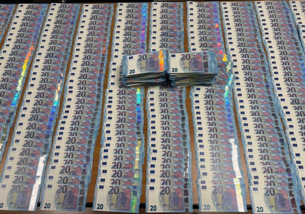 Arrestohen dy persona, sekuestrohen 40 mijë euro të falsifikuara