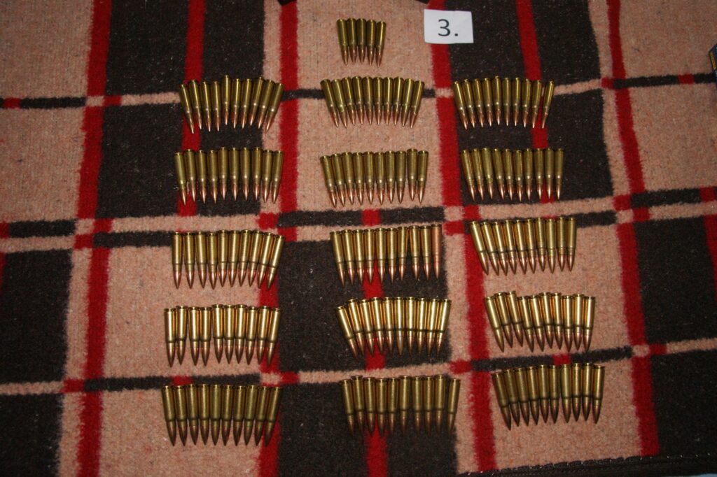 Arrestohen tre persona në Kamenicë – Policia sekuestron para, armë e drogë