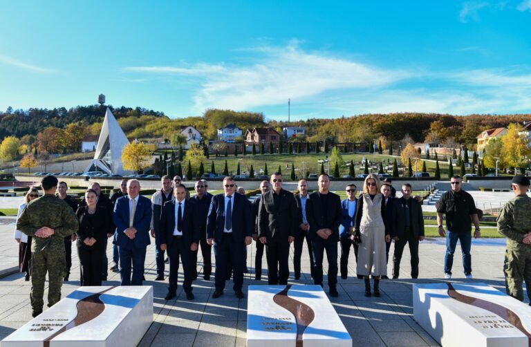 Sindikata e Policisë së Kosovës realizoi një vizitë në Kompleksin Memorial “Adem Jashari” në Prekaz