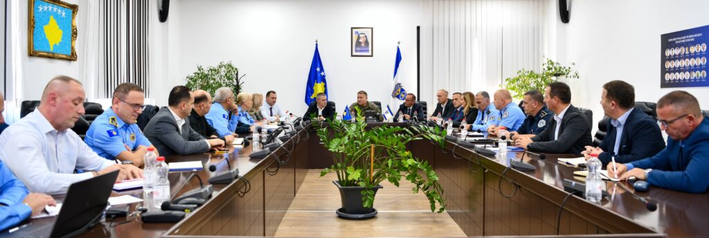 Drejtori i Përgjithshëm i Policisë së Kosovës takon drejtorët e departamenteve, divizioneve dhe drejtorët rajonalë për të diskutuar planin policor për siguri gjatë “Zgjedhjeve lokale 2025”