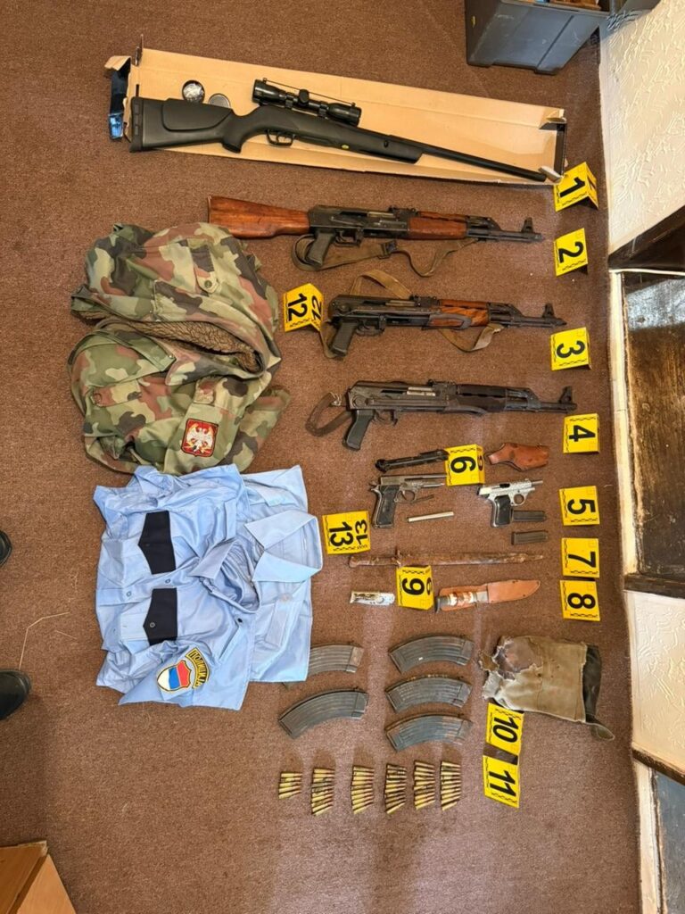 Policia në Leposaviq gjen armë, municion, uniforma dhe pajisje të tjera ilegale