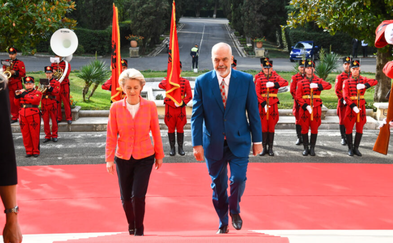Presidentja e KE-së Von der Leyen mbërrin sot në Tiranë