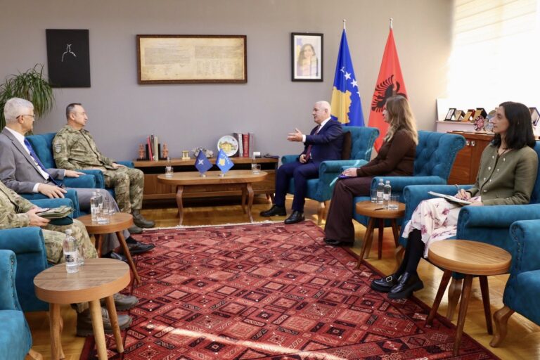 Sveçla pret në takim komandantin e ri të KFOR-it në Kosovë