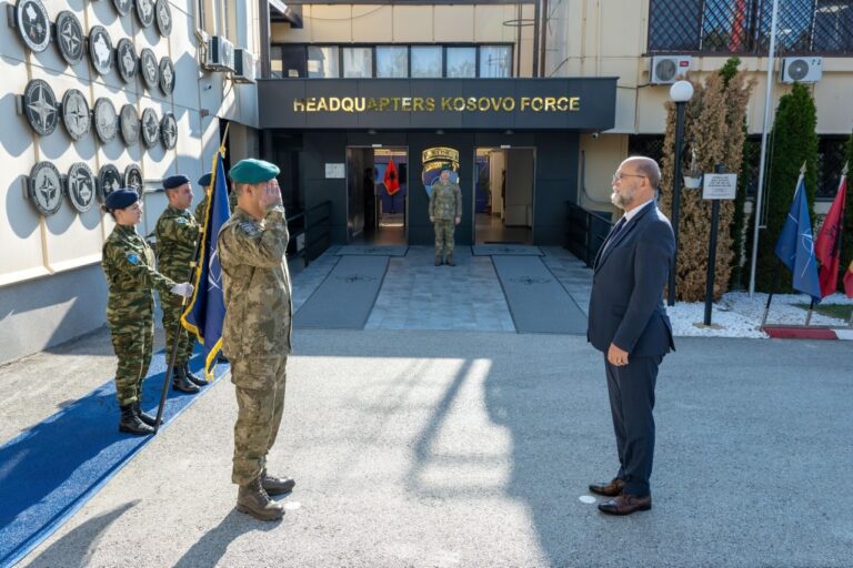 Gjeneralmajor Uluta ş pret në takim ambasadorin e Shqipërisë në Kosovë Petrit Malaj