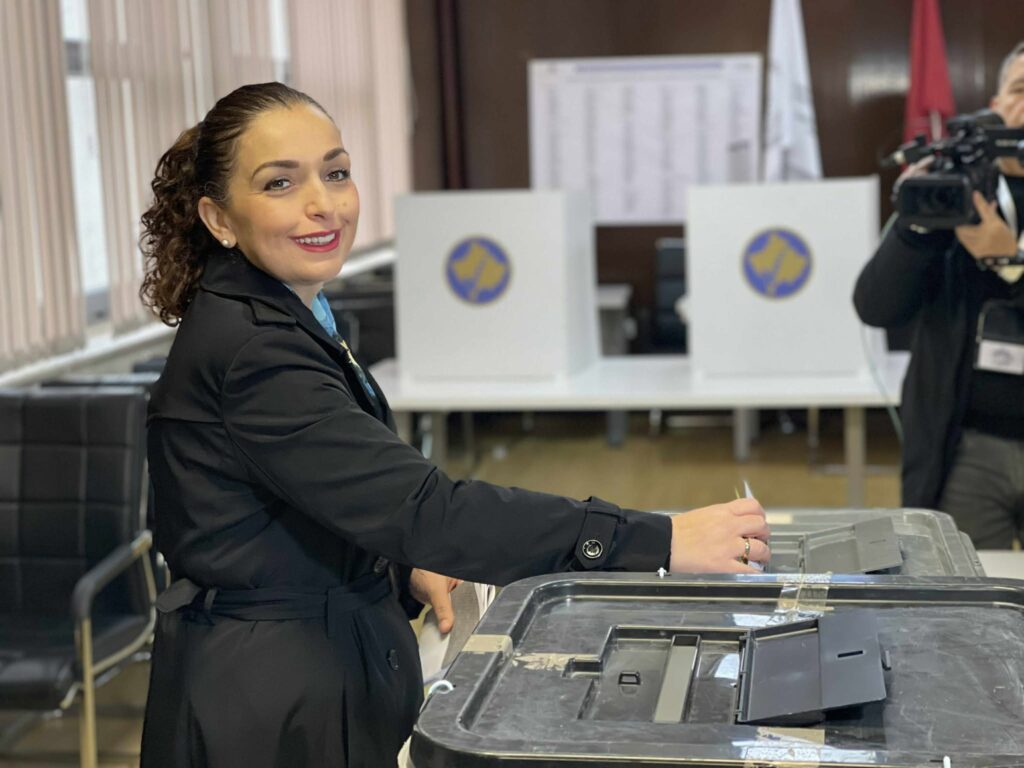 Presidentja Vjosa Osmani, kryen obligimin e saj qytetar