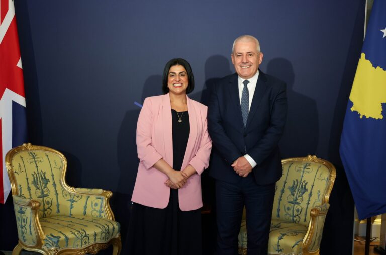 Sveçla takon Sekretaren për Punë të Brendshme të Mbretërisë së Bashkuar