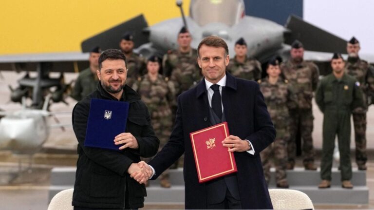 Macron dhe Zelensky nënshkruajnë marrëveshjen ushtarake