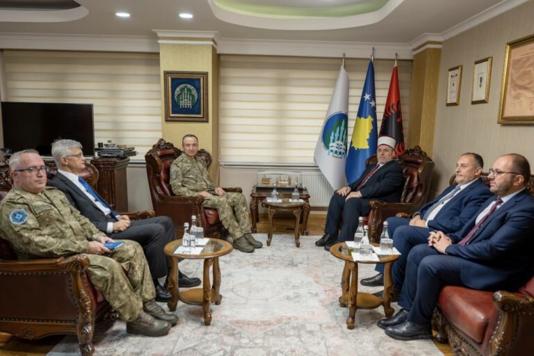 Komandanti i KFOR-it takon myftiun Tërnava