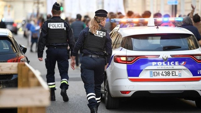 Francë, 10 persona lëndohen rëndë pasi një shofer i goditi me makinë