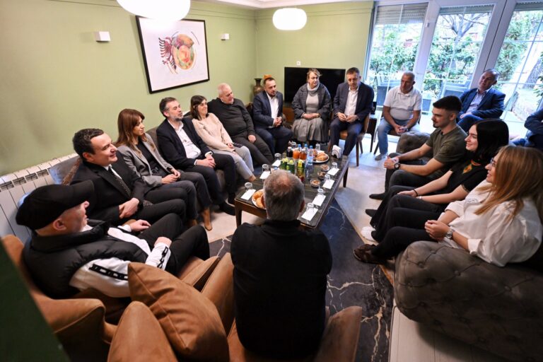 Pesë vjet në Hagë: Albin Kurti viziton familjen e Rexhep Selimit