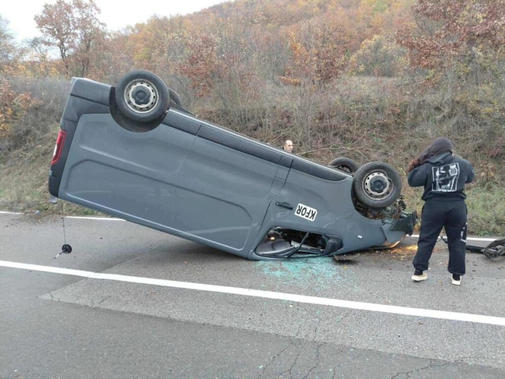 Rrokulliset automjeti i KFOR-it në rrugën Mitrovicë – Leposaviq