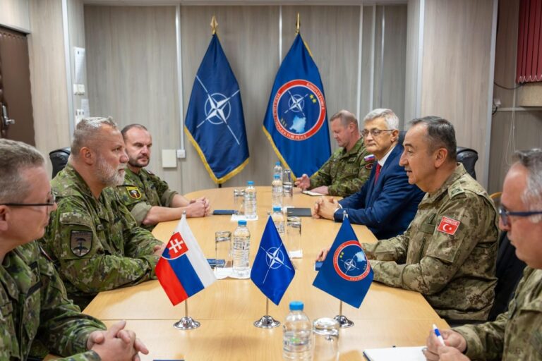 Komandanti i KFOR-it priti në takim komandantin e Forcave Operative Sllovake Jaroslav Krám