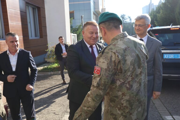 Hoxha takohet me komandantin e KFOR-it për situatën e sigurisë në Kosovë