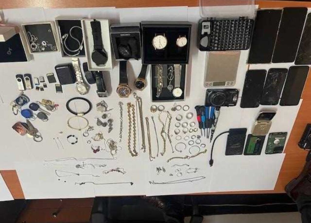 Janë sekuestruar 7 telefona, 11 orë dore, stoli dhe pajisje të tjera të punës dhe teknologjike