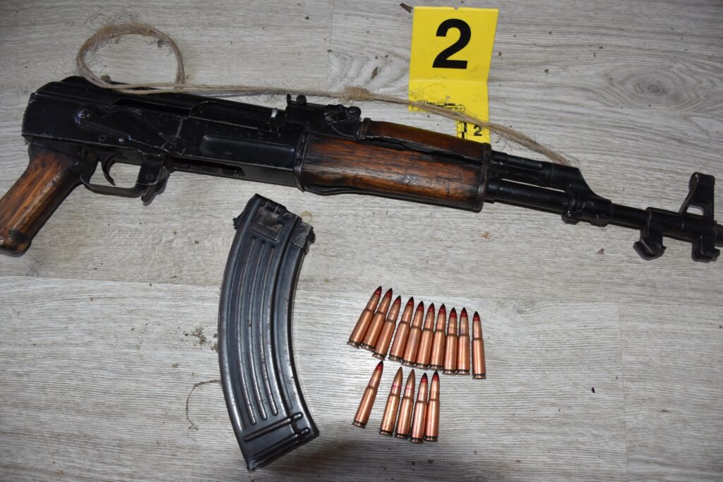 Policia sekuestron një armë të gjatë dhe municion në Vushtrri