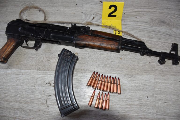 Policia sekuestron një armë të gjatë dhe municion në Vushtrri