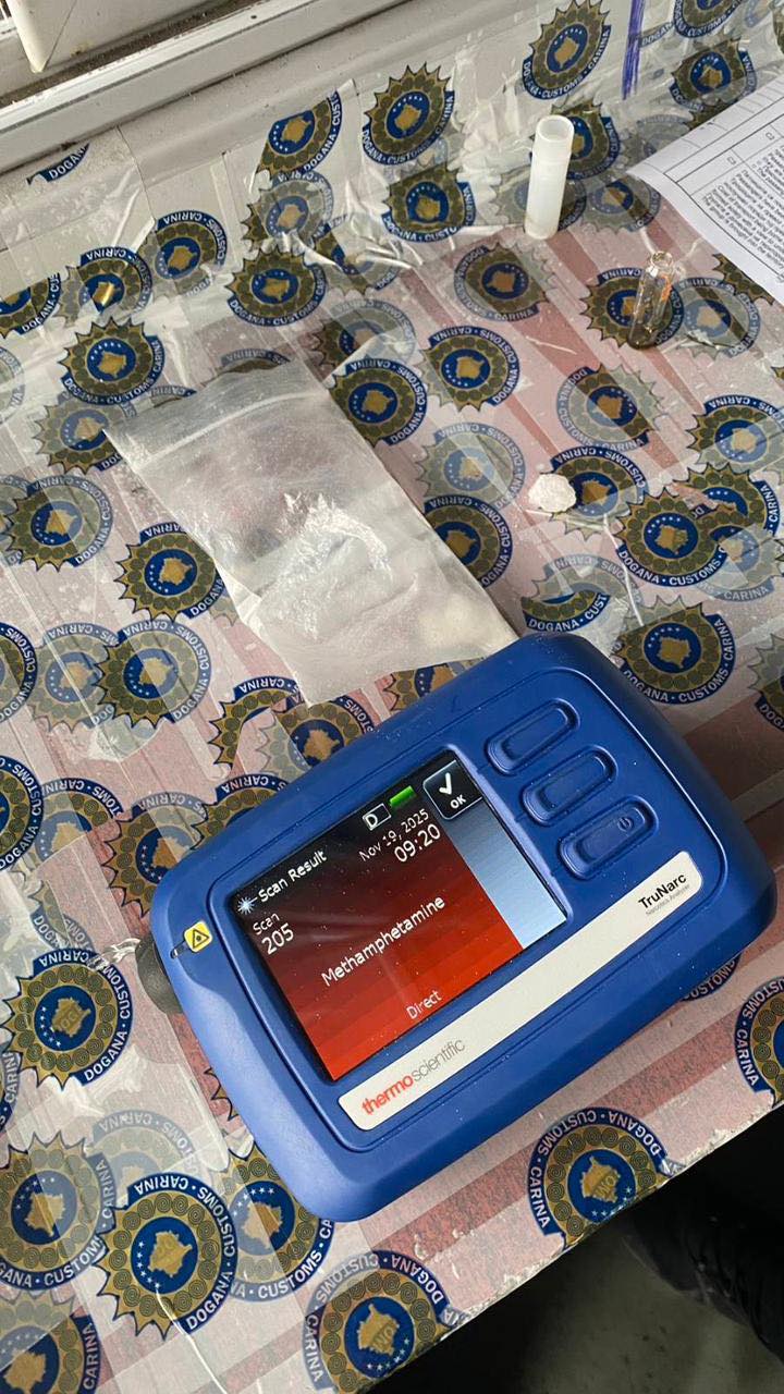 Një çifti në Han të Elezit i gjenden 150 gramë metamfetaminë në veturë