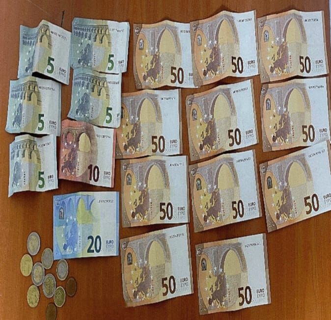 Tre fëmijë nga Ferizaj dorëzojnë në polici një portofol të gjetur me dokumente dhe para