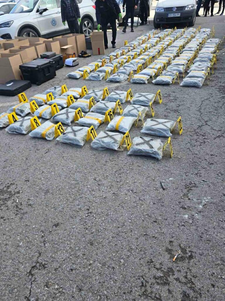 Një muaj paraburgim personit që iu gjetën 120 kg marihuana