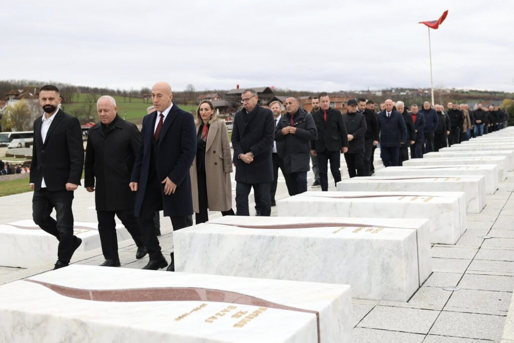 Haradinaj bën homazhe tek Kompleksi Memorial “Adem Jashari”