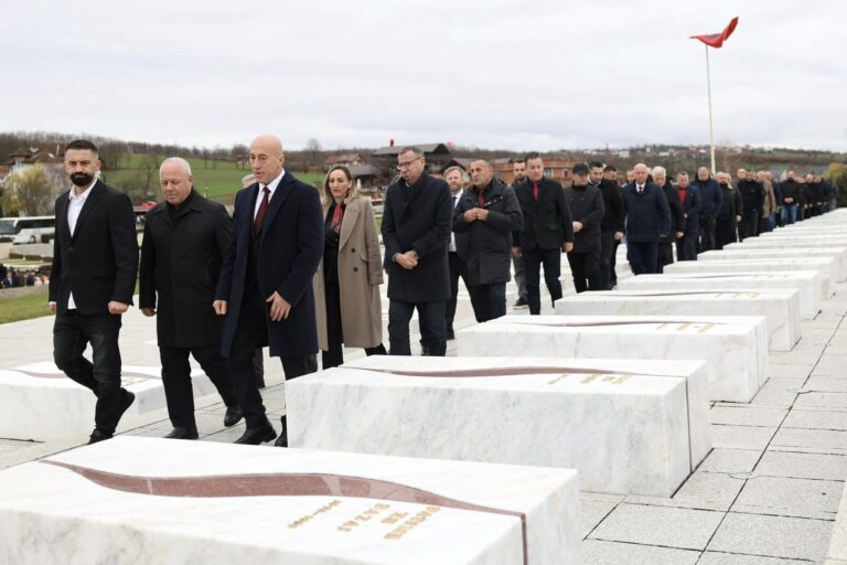 Haradinaj bën homazhe tek Kompleksi Memorial “Adem Jashari”