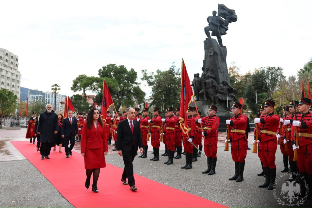 Begaj uron 28 Nëntorin nga Sheshi i Flamurit