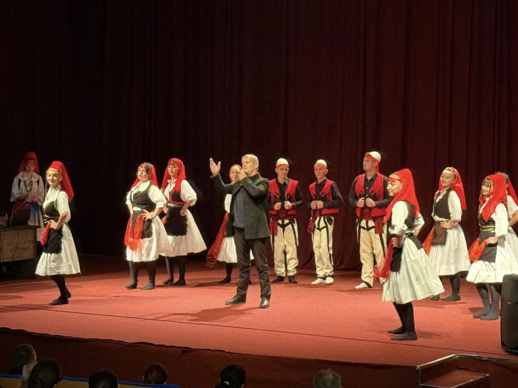 Me këngë e valle festohet 28 Nëntori Dita e Flamurit në Klinë