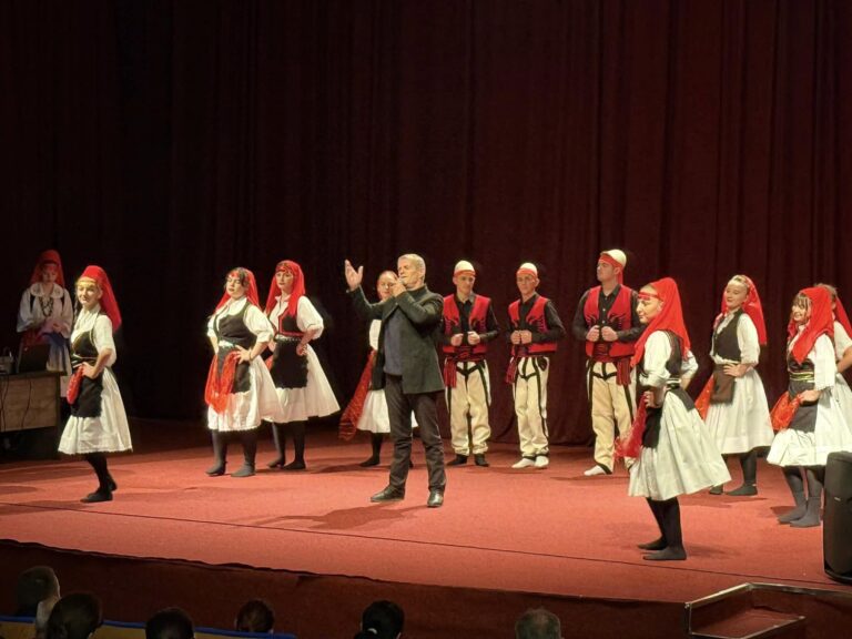 Me këngë e valle festohet 28 Nëntori Dita e Flamurit në Klinë