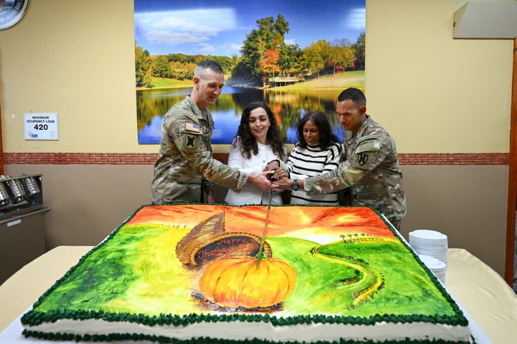 Osmani feston Ditën e Falënderimeve me ushtarët amerikanë në Bondsteel