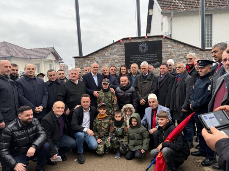 Hoxhaj: Zbuluam pllakën në shtëpinë ku në vitet ’93 deri ’97 vepruan Hashim Thaçi e Kadri Veseli