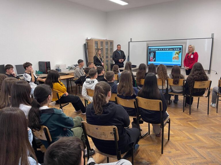 Policia mban ligjërata me nxënës në shumë shkolla të vendit