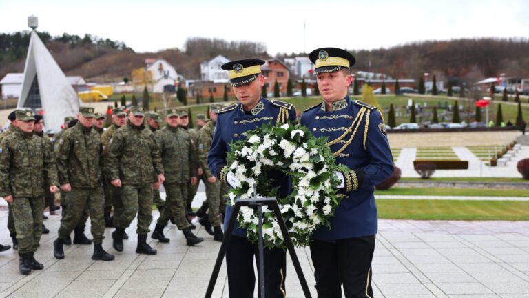 FSK bën homazhe në Kompleksin Memorial në Prekaz