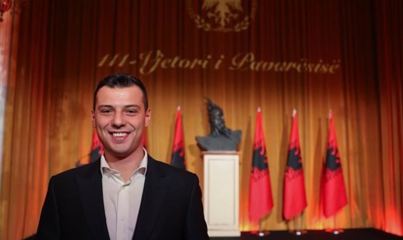 Endrit Thaçi uron festat e nëntorit, vendos krah për krah Ismail Qemalin dhe babain e tij