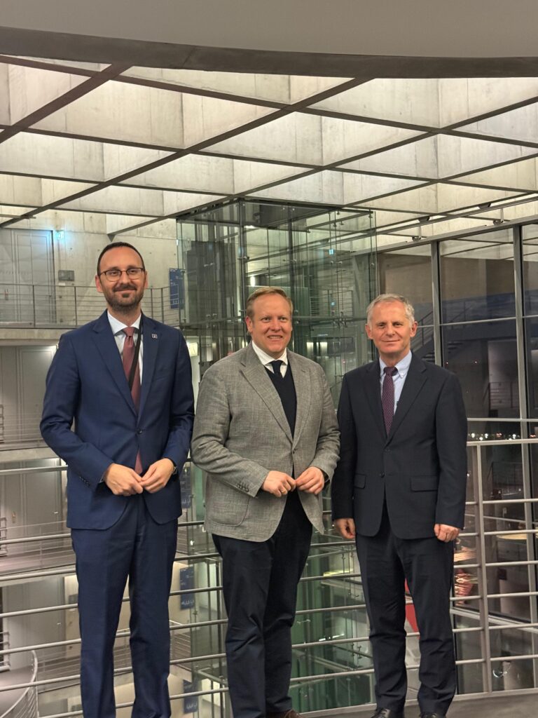 Zëvendëskryeministri Bislimi u mirëprit nga deputetët e Bundestagut Peter Beyer dhe Tilman Kuban