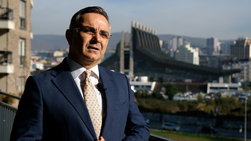 “Askush nuk është fitues i zgjedhjeve”/ Tahiri: AAK e kënaqur me rezultatin